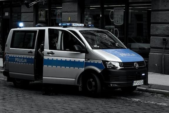 Siedlce: Okradli sklep, a kobietę, która próbowała ich powstrzymać, uderzyli butelką w twarz
