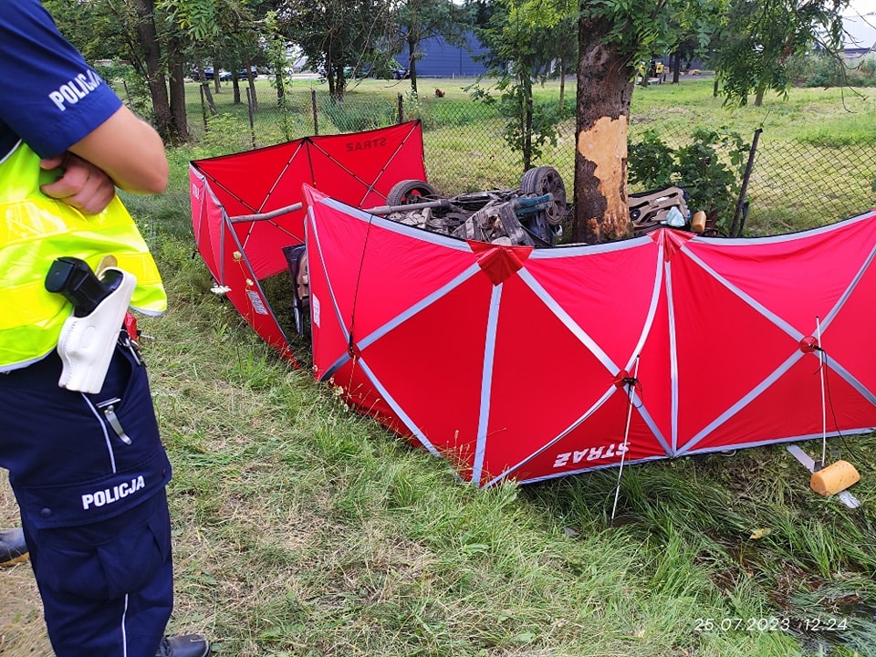 Tragiczny wypadek w Chotyczach - 32-latek w BMW uderzył w drzewo, nie przeżył