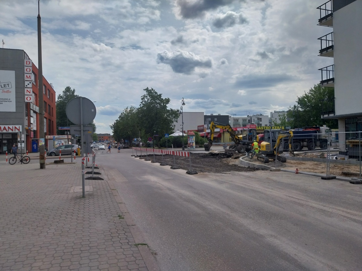 Ruszyła budowa ronda na skrzyżowaniu ulic Sienkiewicza i Armii Krajowej w Siedlcach - duże utrudnienia!