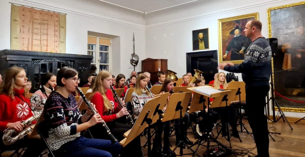 Koncert liwskiej Orkiestry Dętej na Zamku w Liwie