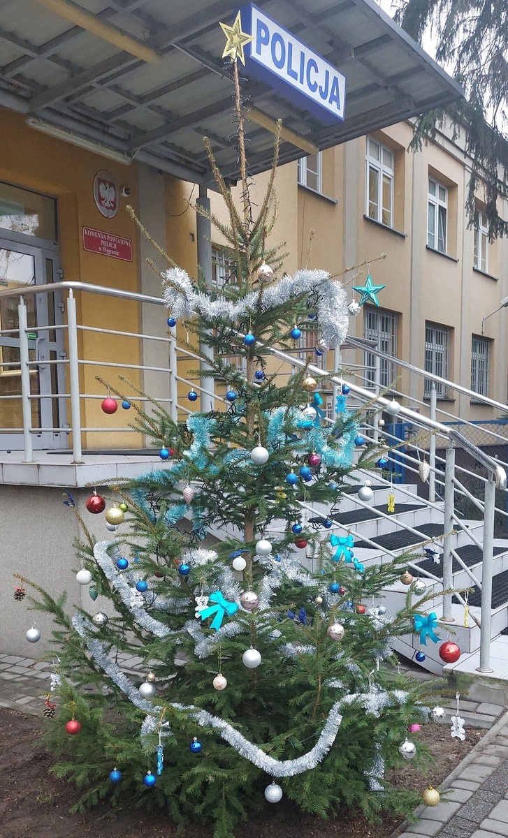 Świąteczna akcja policjantów z Węgrowa i Łochowa. „Zamień odblask na ozdobę!”