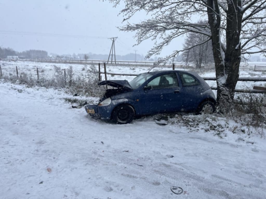 Ślizgawica na drogach! Piesi i kierowcy uważajcie! Kolejne zderzenie!
