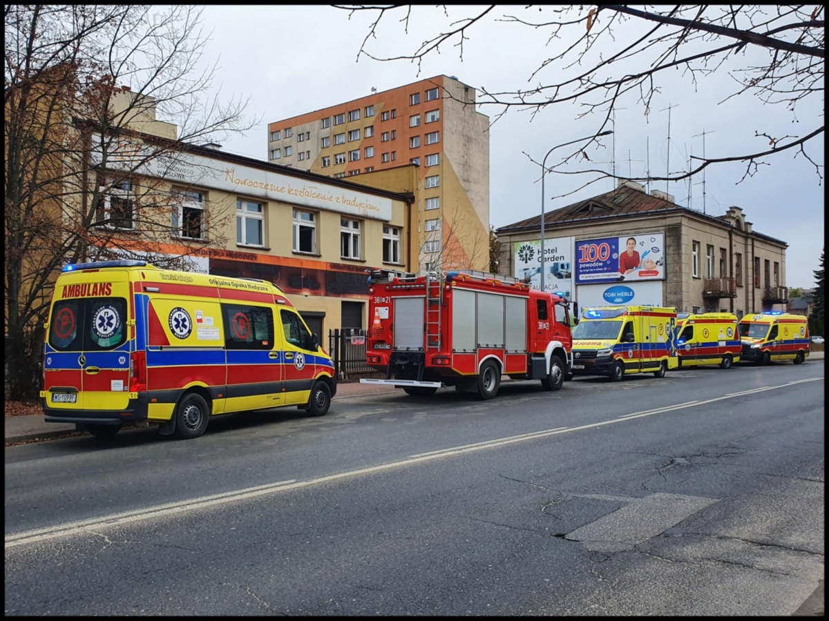 Ktoś rozpylił gaz w Zakładzie Doskonalenia Zawodowego w Siedlcach. Ewakuowano 120 uczniów (zdjęcia)