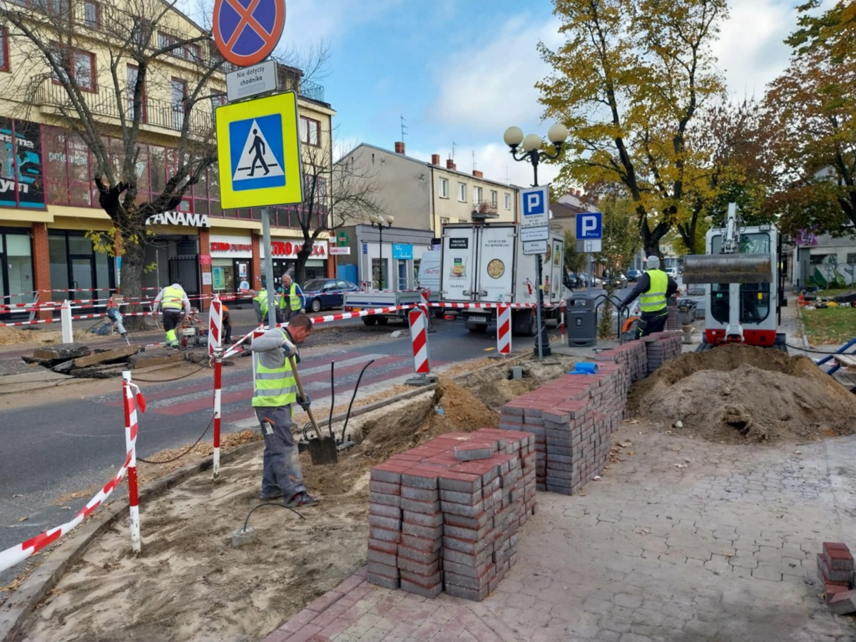 Na ul. Piłsudskiego w Siedlcach powstaje bezpieczne przejście dla pieszych (zdjęcia)