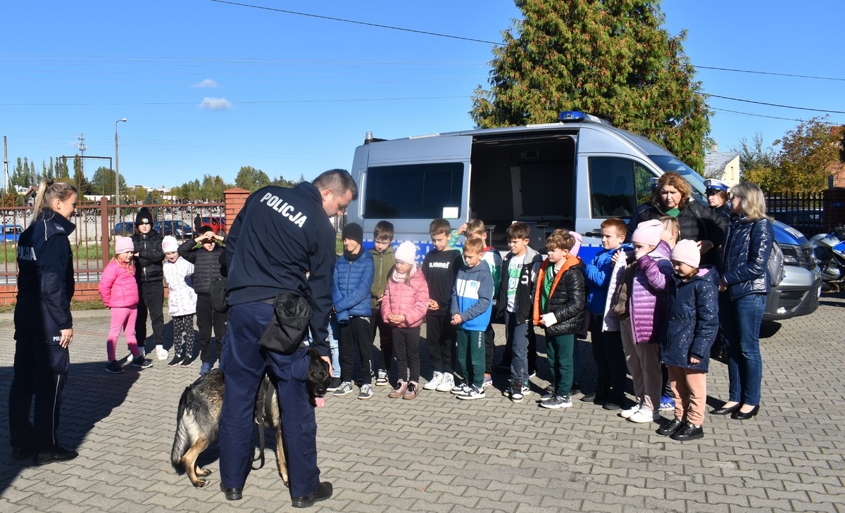 Dzieci z wizytą w komendzie policji