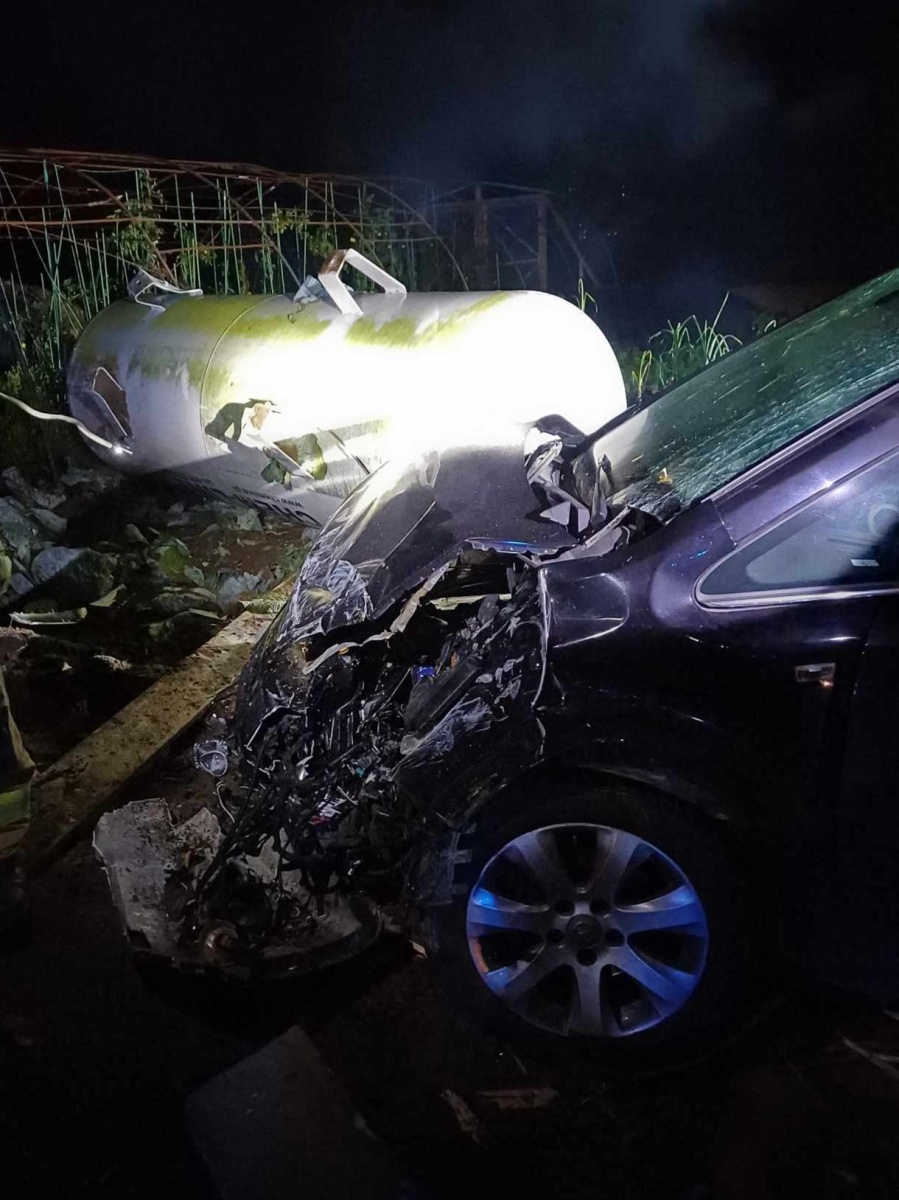 Żelków: Samochód uderzył w butlę gazową na prywatnej posesji