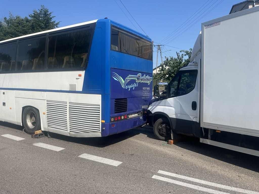 Staczający się autobus przygniótł mężczyznę