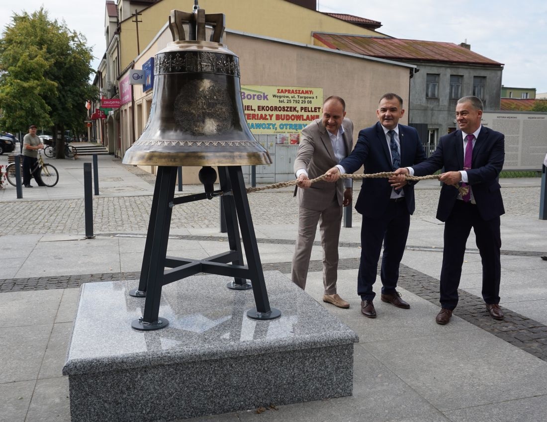 Dzwon w darze na święto Węgrowa
