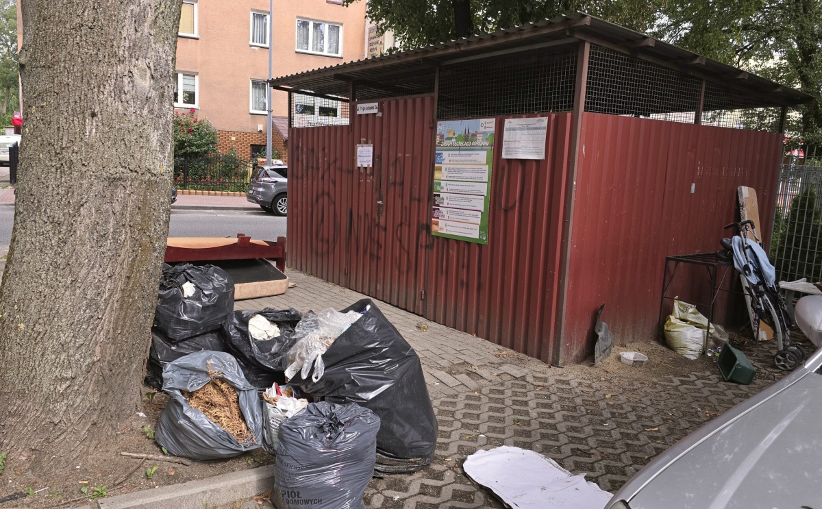 Siedlce: „Wysypisko” przed blokiem wpisało się w krajobraz ul. 11 Listopada