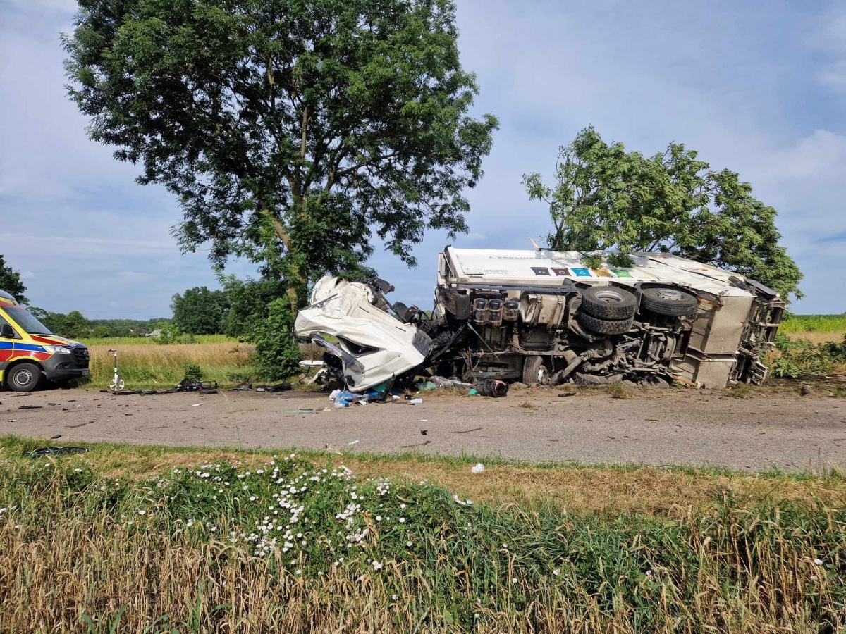 Samochód doszczętnie zniszczony, kierowcę zabrał LPR