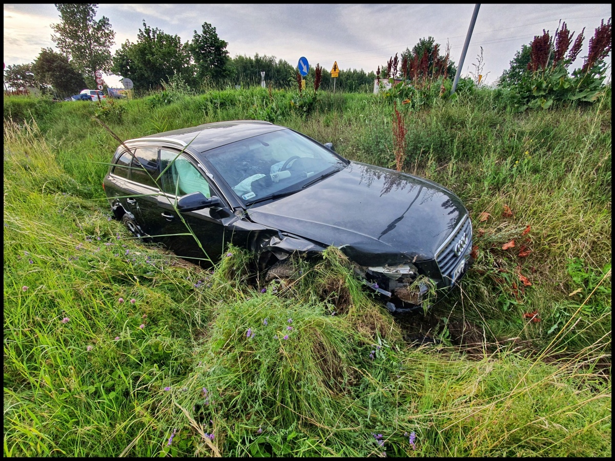 Grabianów: Audi wpadło do rowu