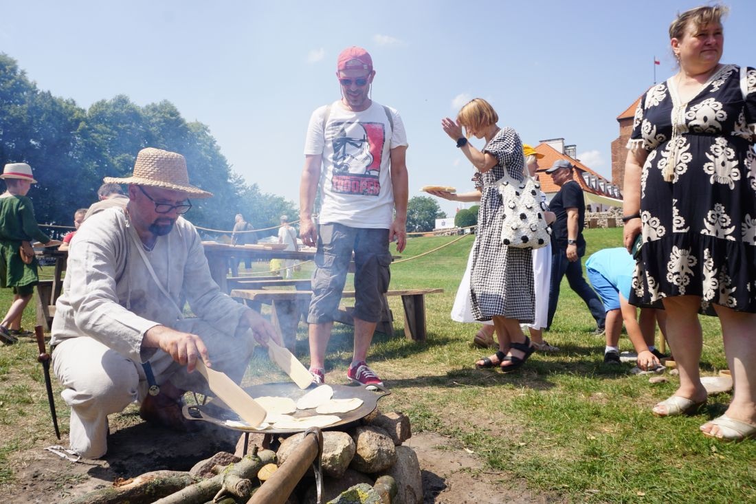 Kulinarny festiwal na zamku w Liwie: Smacznie, swojsko i międzynarodowo