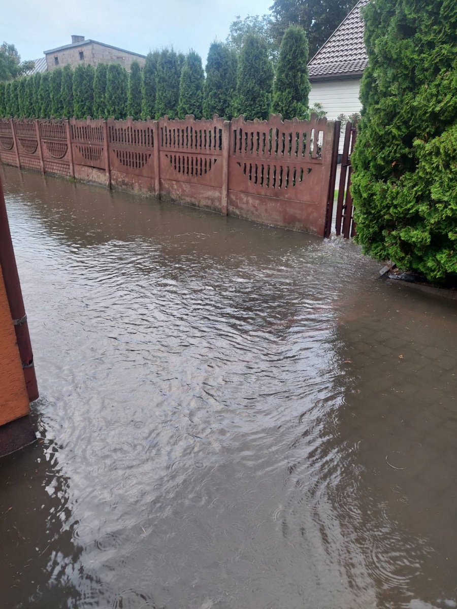 Błyskawicznie cała posesja zamieniła się w wielkie jezioro. A potem było jeszcze gorzej