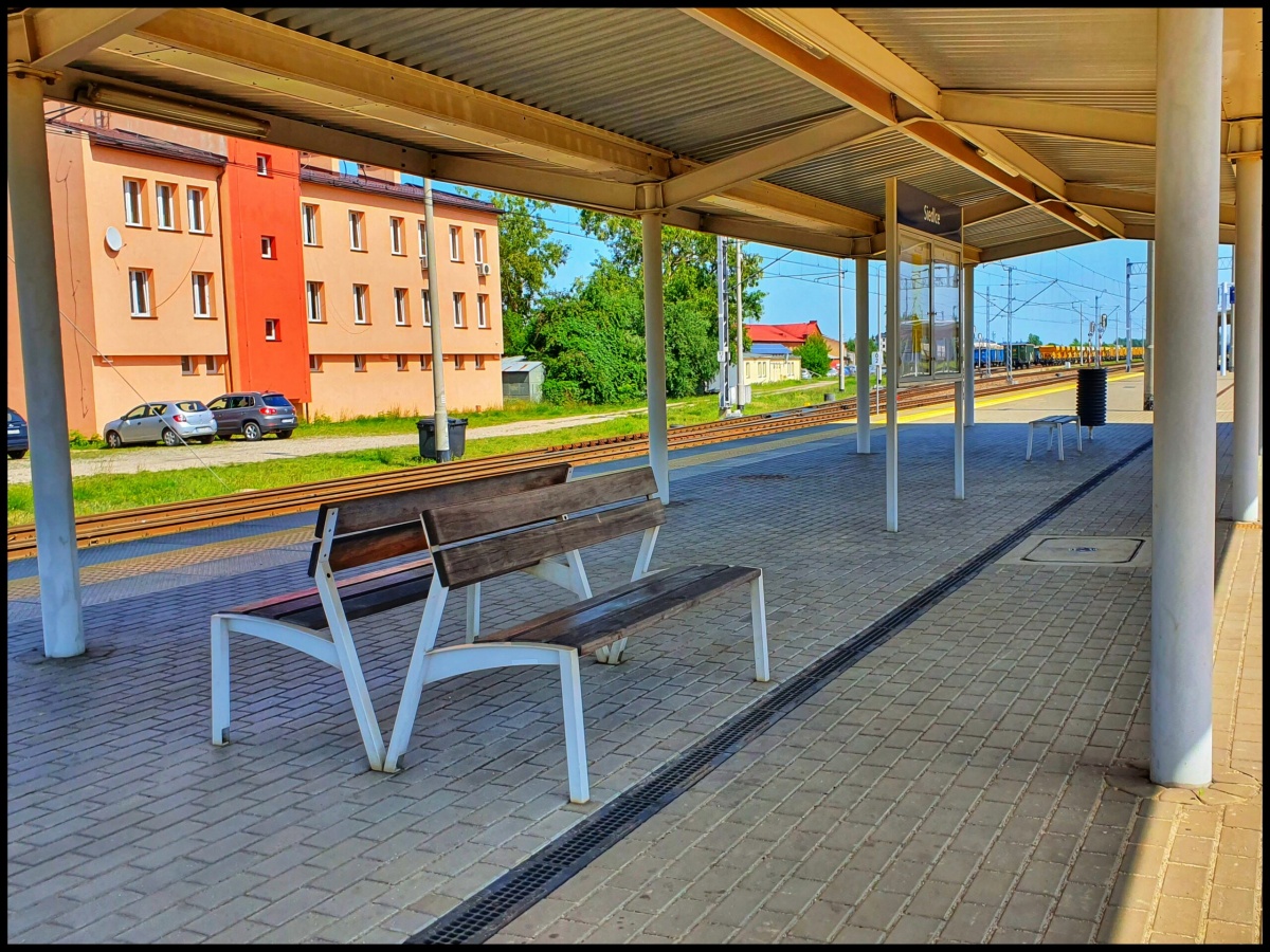 Przybędzie ławeczek na peronach