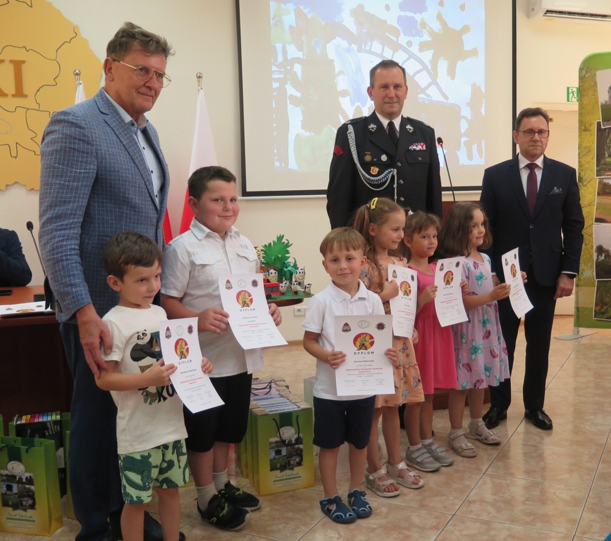 Powiat sokołowski: Wręczono nagrody finalistom konkursu plastycznego - zdjęcia