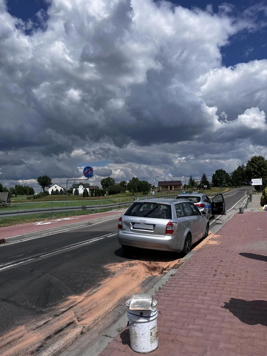 Nietrzeźwy uderzył w krawężnik