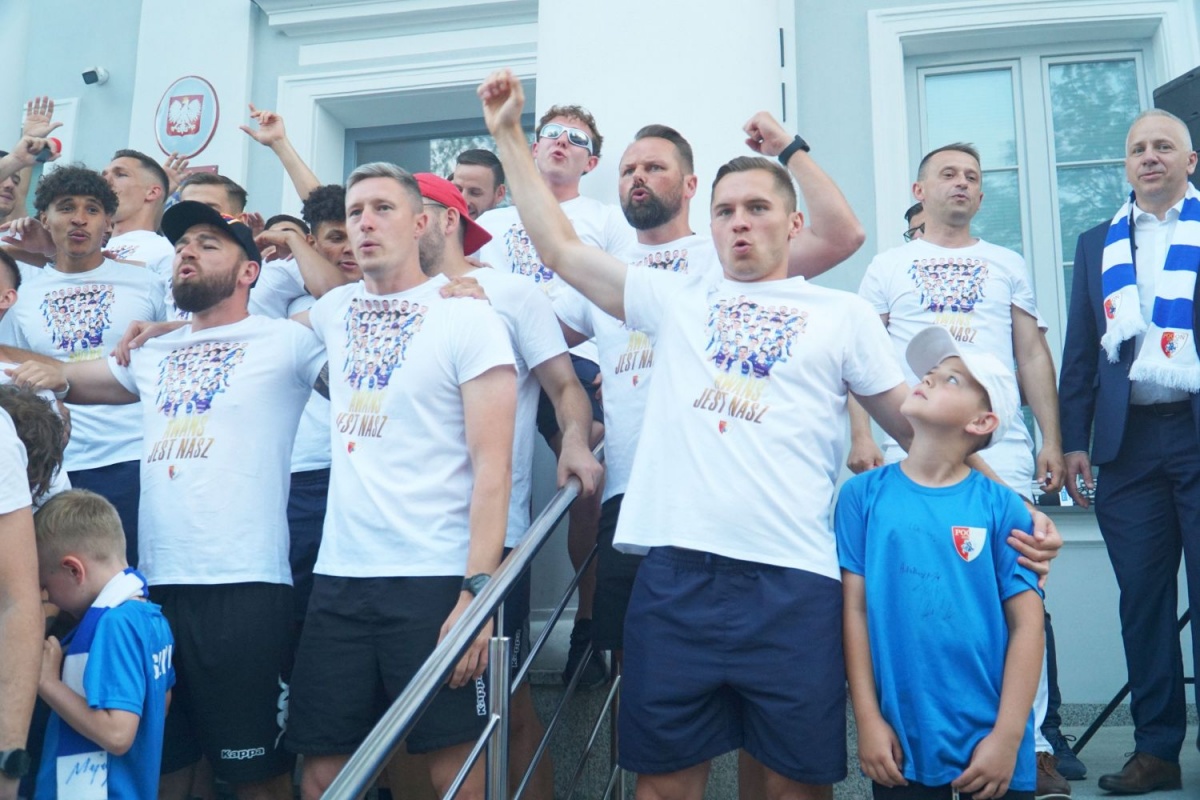 Awans jest nasz… tra la la la! Mistrzowska feta Pogoni Siedlce (zdjęcia)