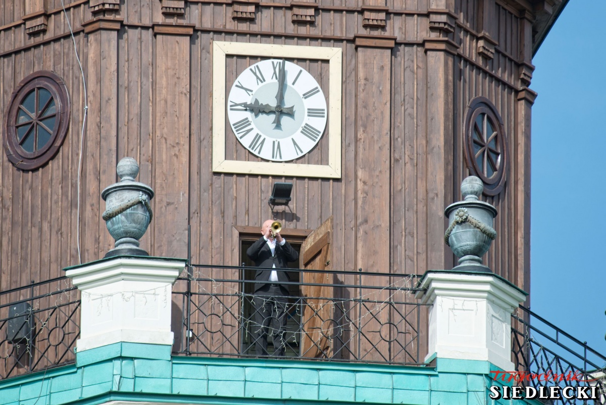Witaj majowa jutrzenko z wieży ratusza 