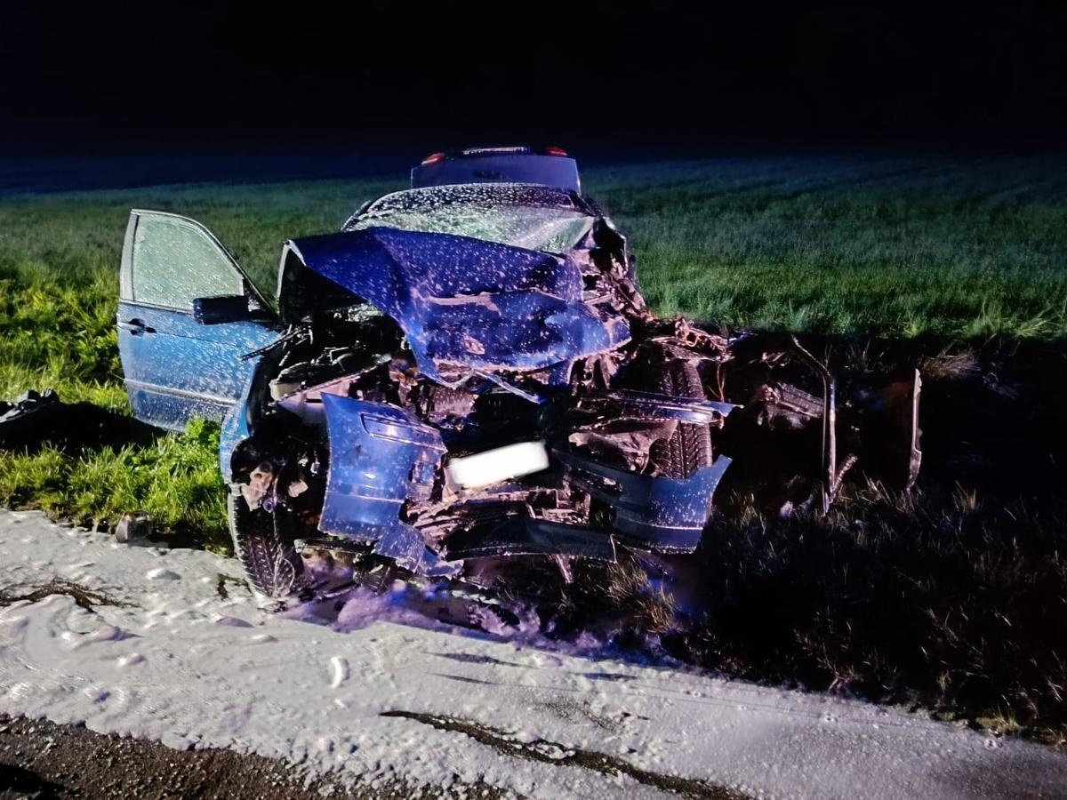 Czołowe zderzenie ciągnika rolniczego i BMW