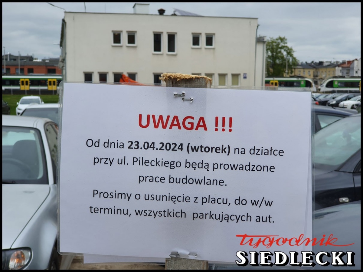 Zakaz parkowania na dzikim parkingu przy centrum przesiadkowym