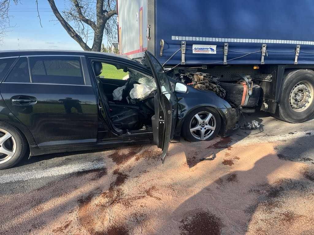 Toyotą pod naczepę ciężarówki