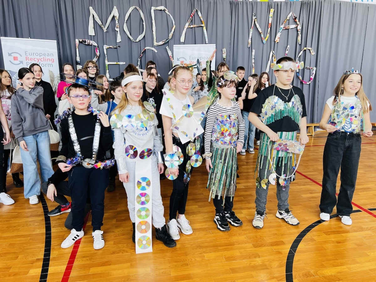 Moda na recykling na Dzień Kobiet w Skórcu