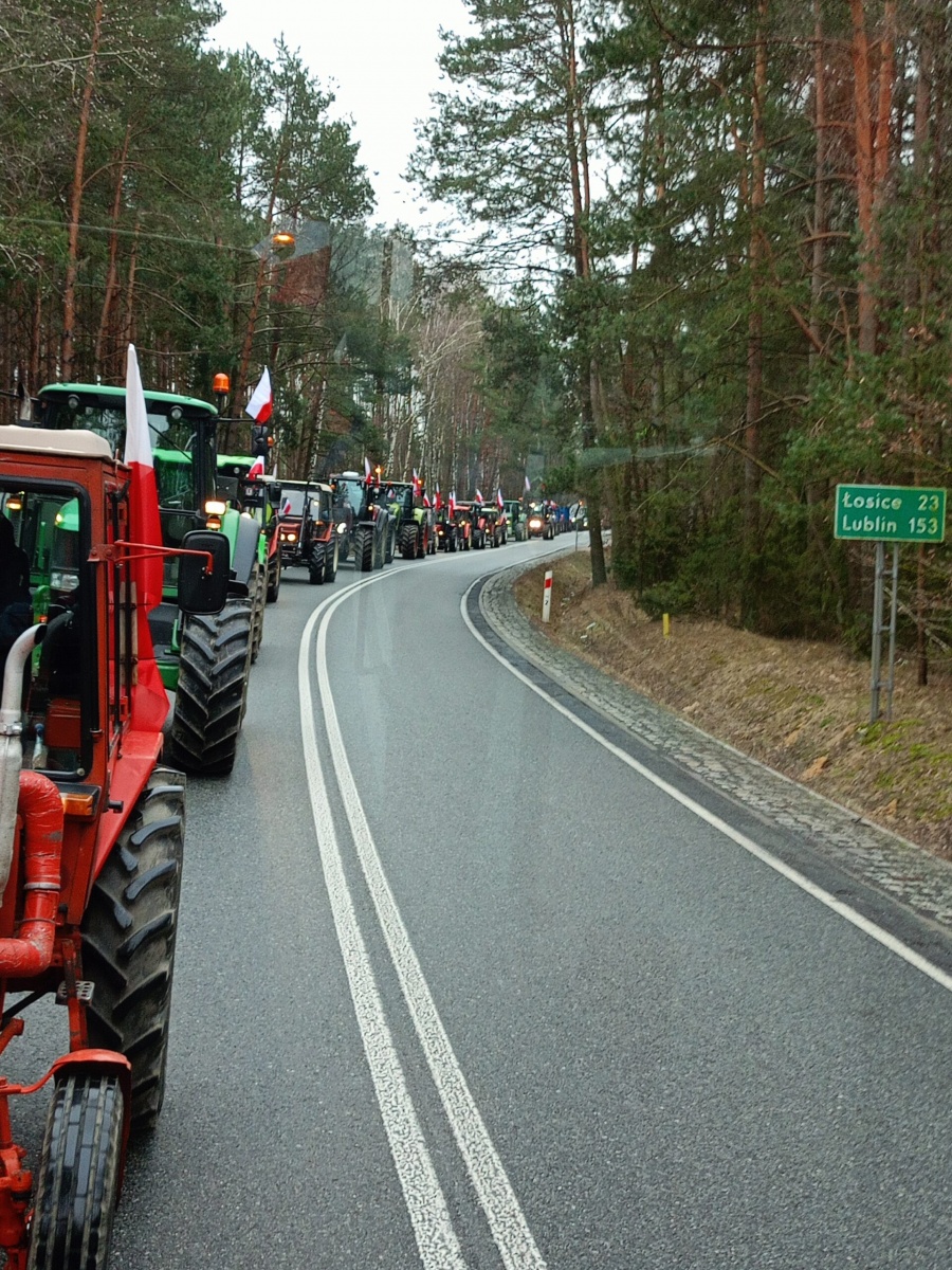 Trwa protest rolników w Kózkach - zdjęcia