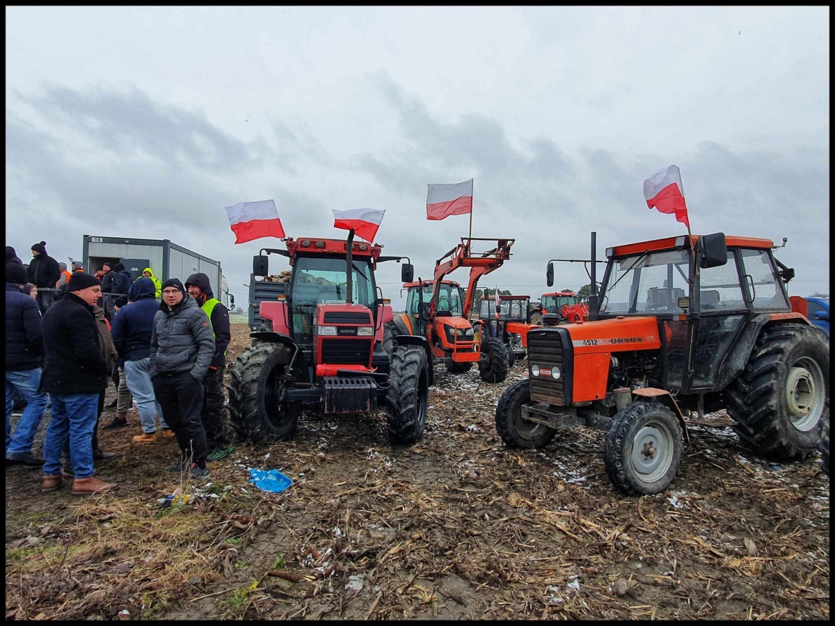 DK nr 2 w miejscowości Chromna zablokowana przez protestujących rolników! Policja kieruje na objazdy