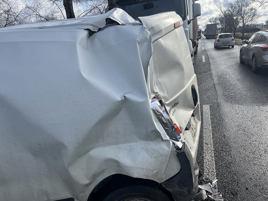 Wypadek w Chodowie - zderzyły się ciężarówka i dwie osobówki