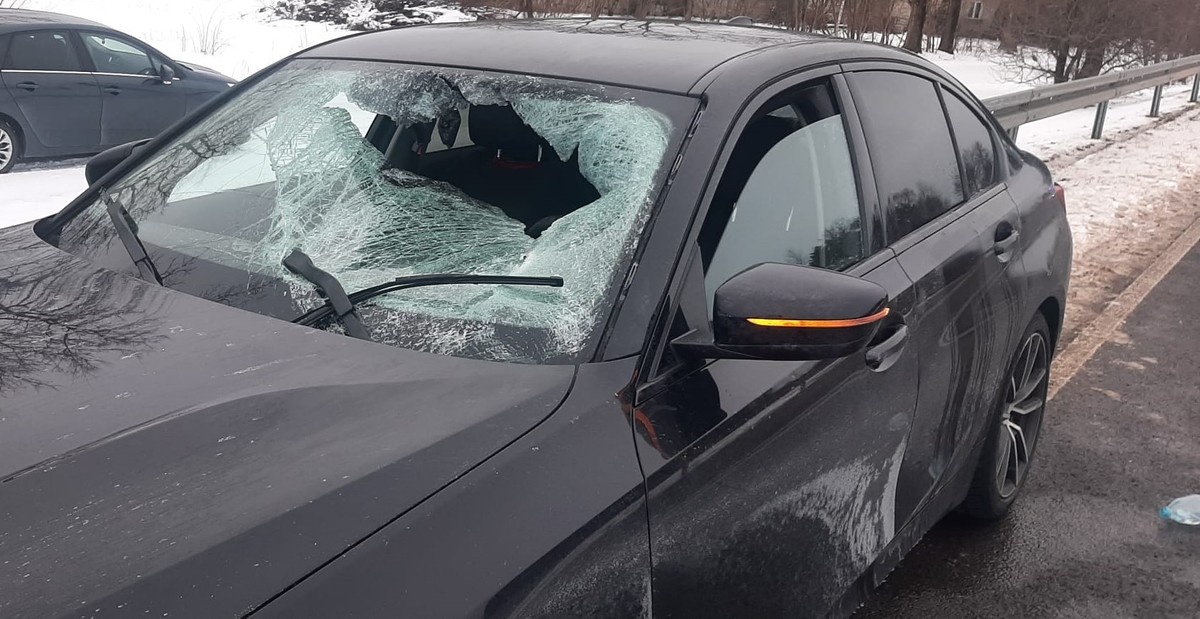 Na BMW spadła bryła lodu z naczepy ciężarówki. Ranny kierowca