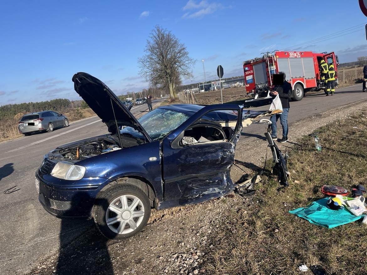Wypadek w Krześlinie - jeden z pojazdów rozpadł się na pół (aktualizacja)