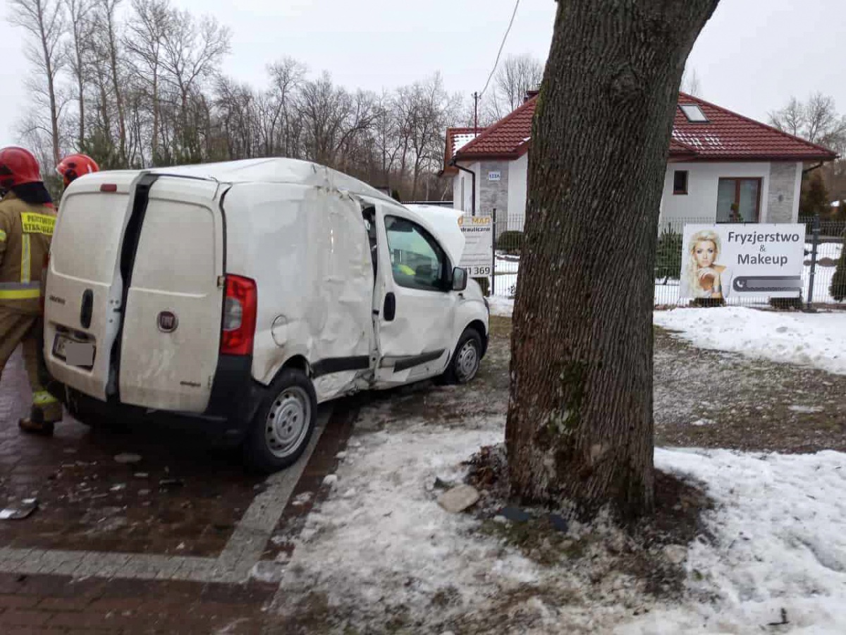 Samochód uderzył w drzewo. Lądował śmigłowiec LPR