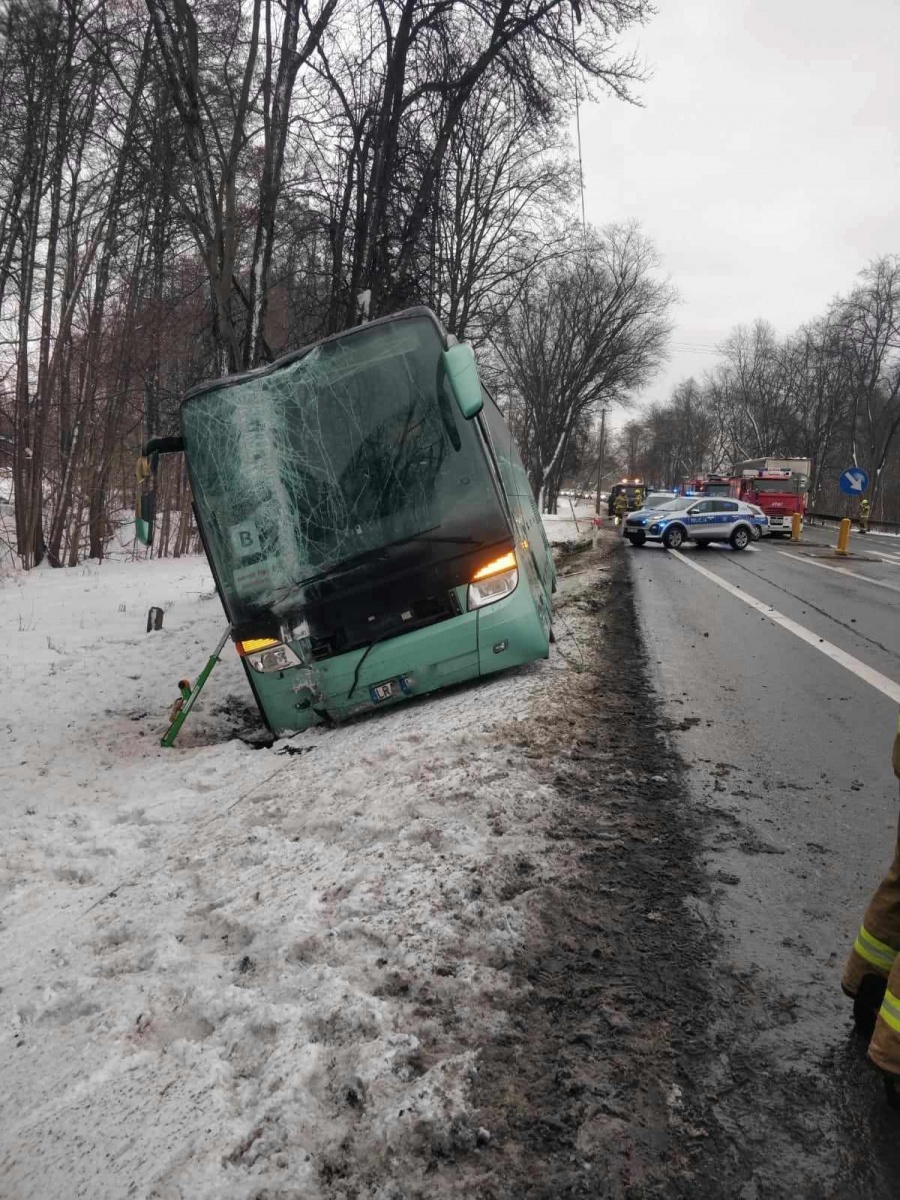 Autobus wpadł do rowu