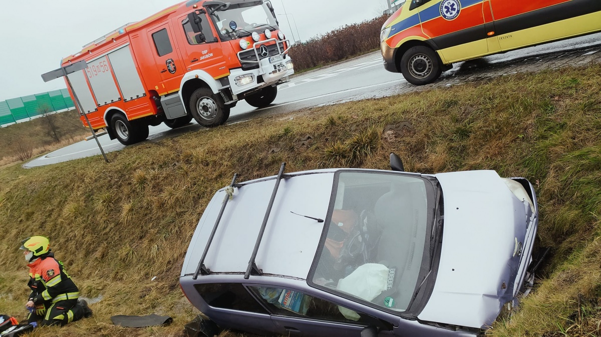 86-latek wjechał samochodem do rowu