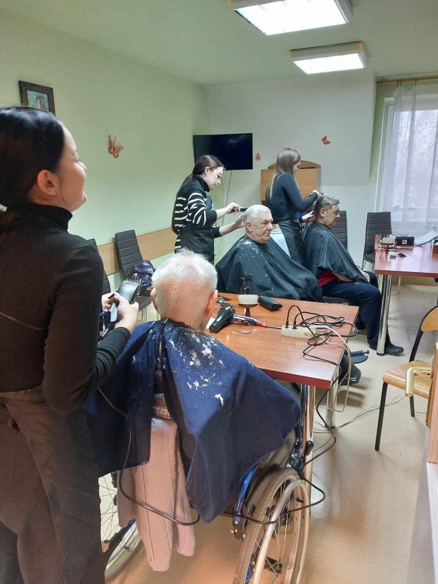 Strzygły i układały fryzury podopiecznym w Domu nad Stawami