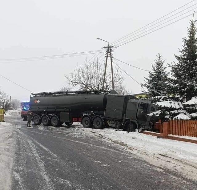 Cysterną uderzył w ogrodzenie