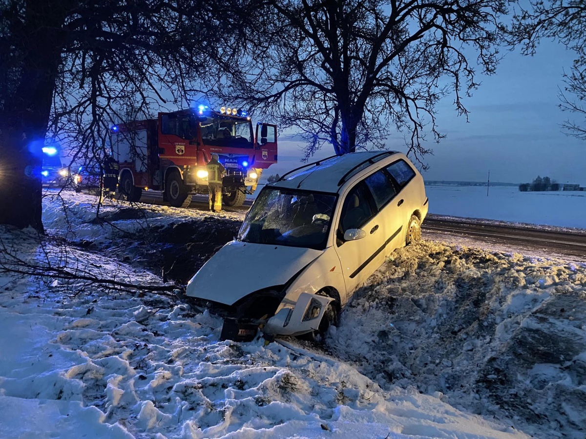 Samochód uderzył w drzewo... kierowca uciekł
