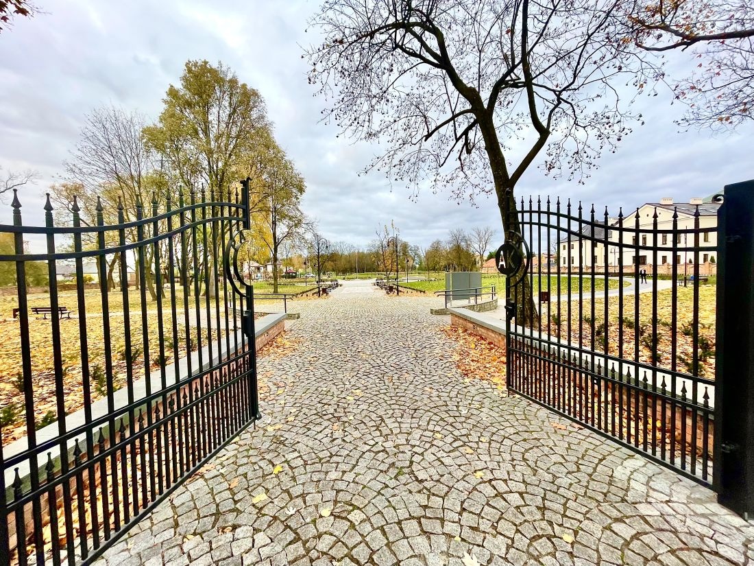 Węgrowski park w jesiennych klimatach
