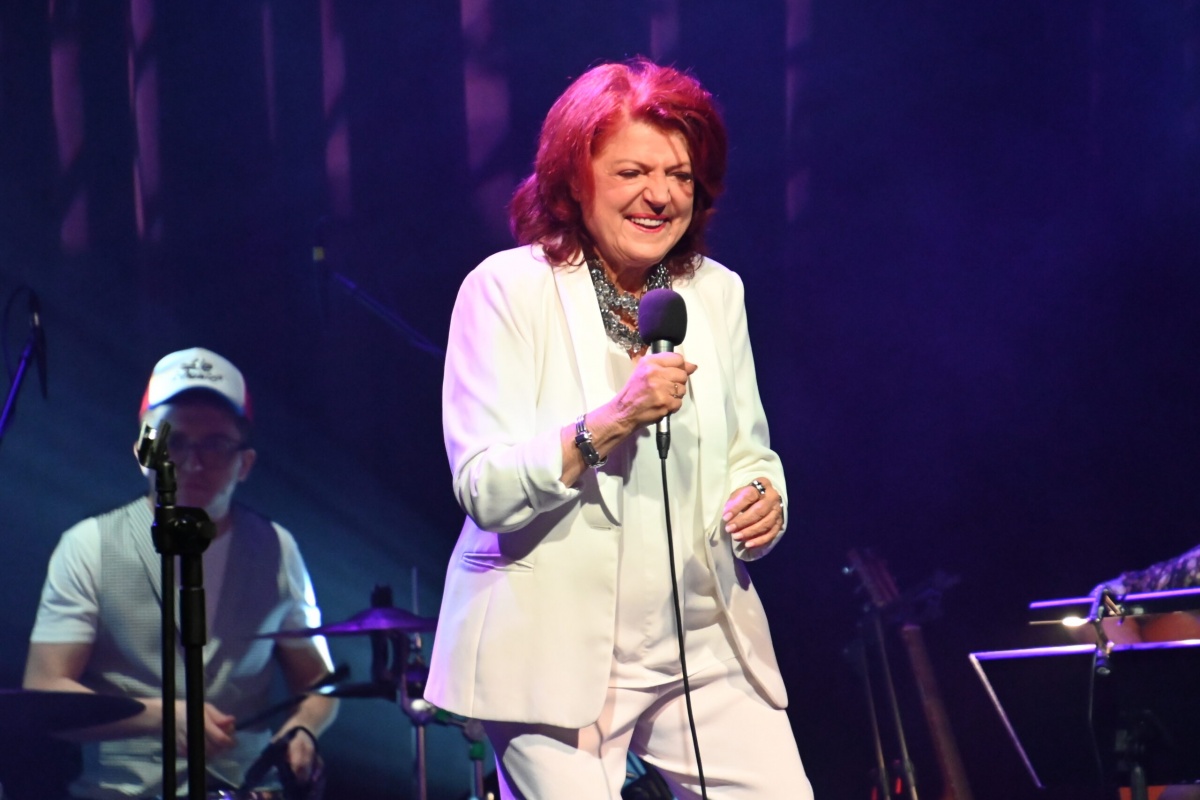 Koncert Urszuli Dudziak dla mieszkańców gminy Zbuczyn. 80 lat dookoła świata