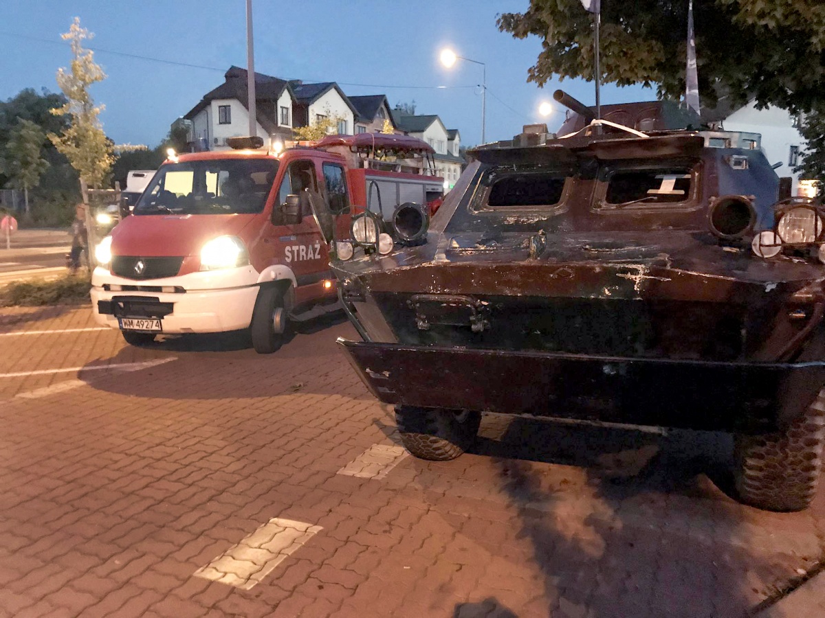 Pojazd pancerny reklamujący kandydata do Sejmu zajmował trzy miejsca parkingowe