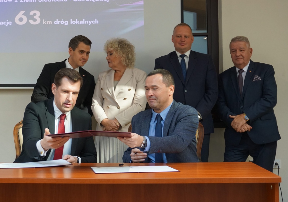 Podpisano umowy i wręczono czeki
