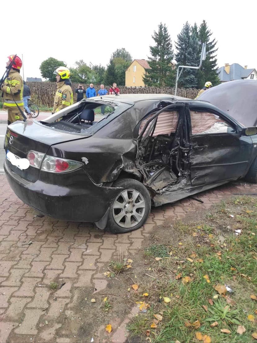 Zderzenie trzech samochodów w Dąbrówce-Ług