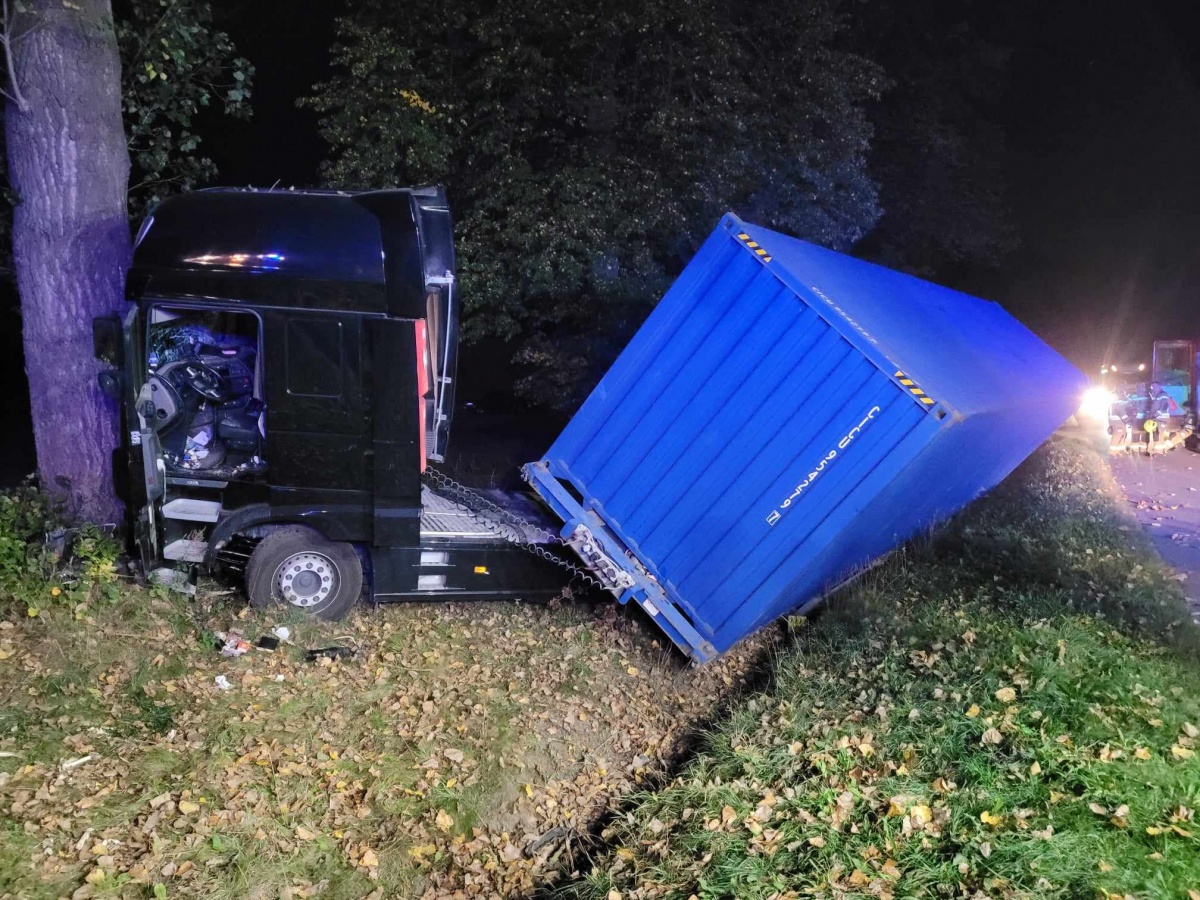 Na DK nr 2 ciężarówka uderzyła w drzewo