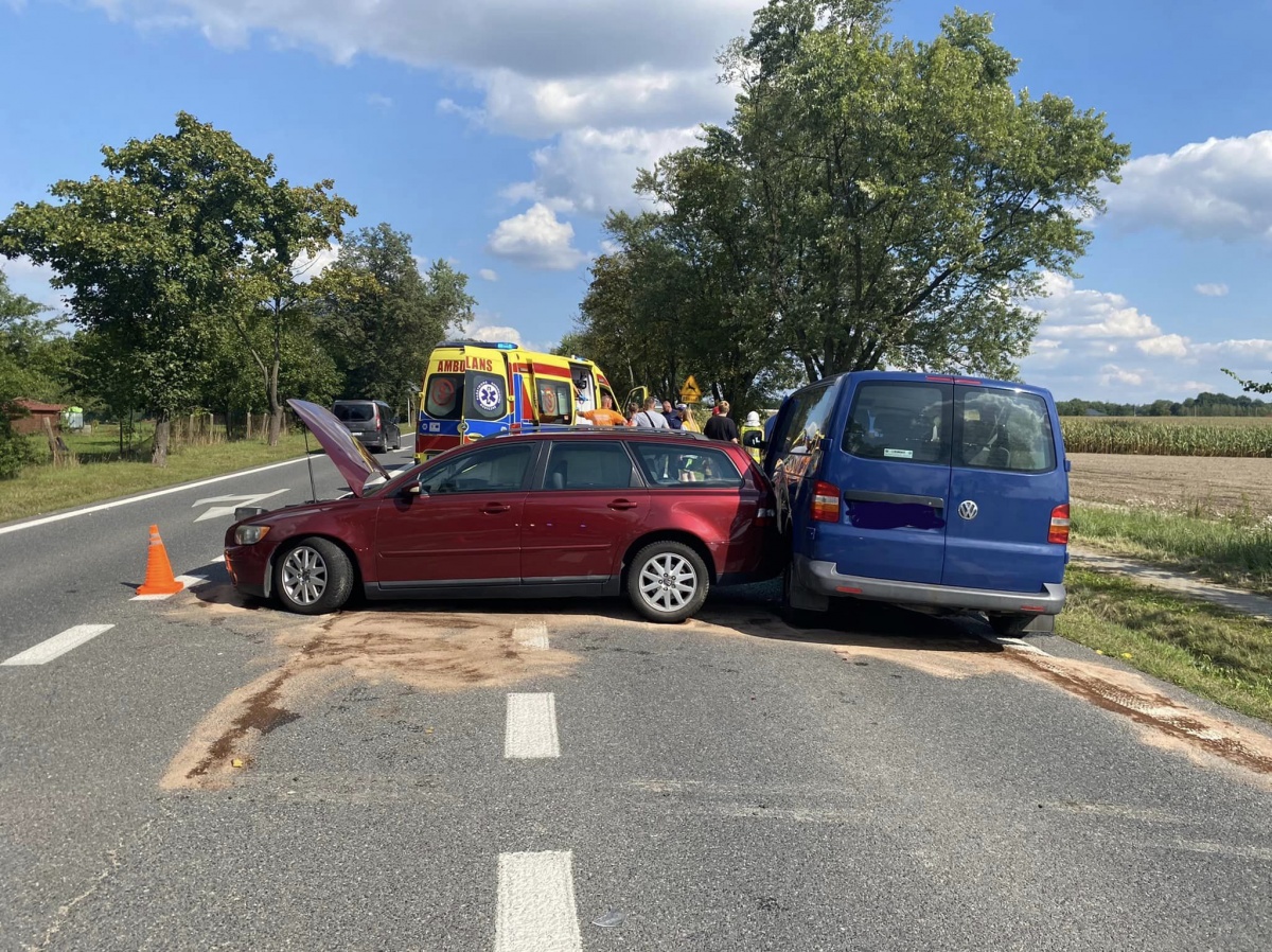 Zderzenie czołowe na DK nr 92. Sześć osób trafiło do szpitala