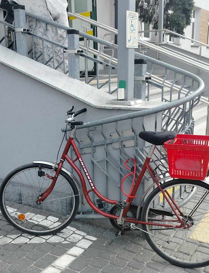 Bezmyślne zachowanie rowerzysty. Zablokował platformę dla niepełnosprawnych w siedleckim oddziale ZUS