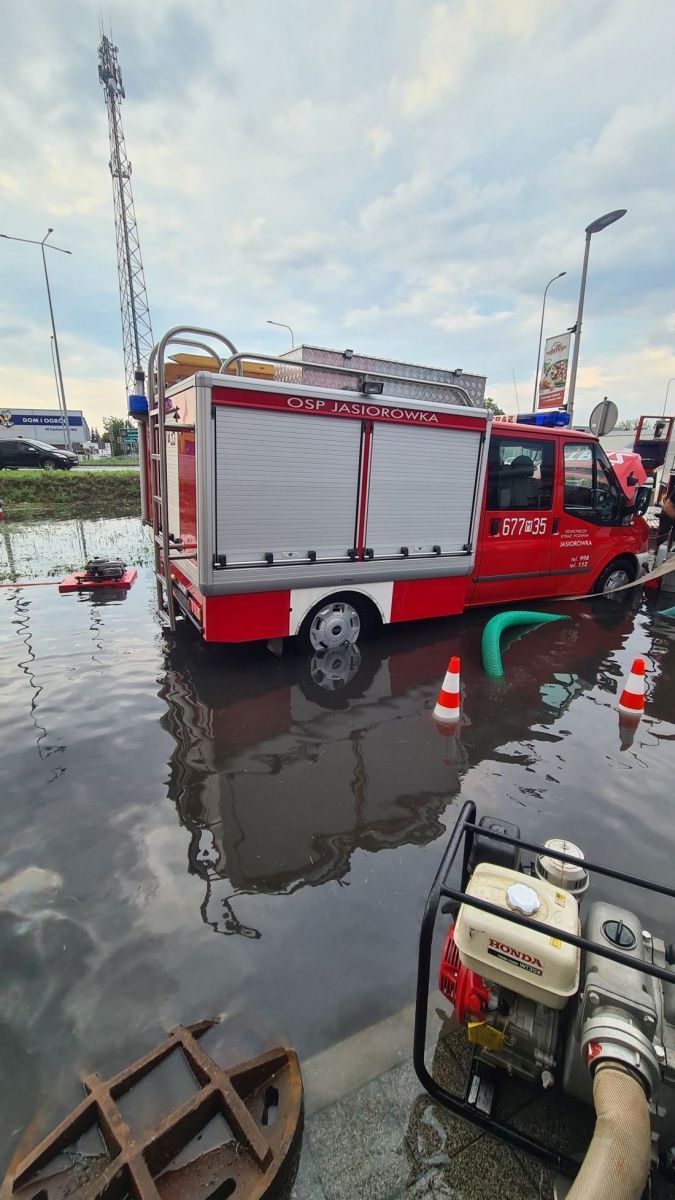 Intensywne opady deszczu nad Łochowem. Zalało ulice i posesje
