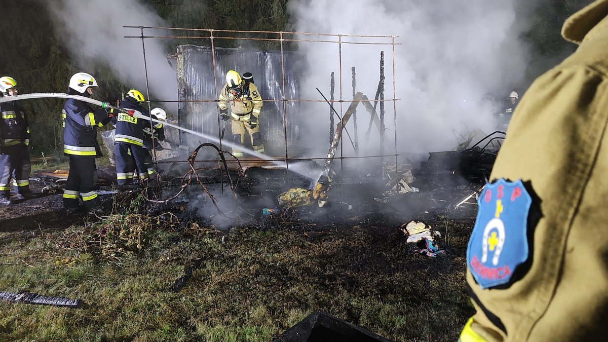 Pożar domku letniskowego. W środku poparzony  mężczyzna