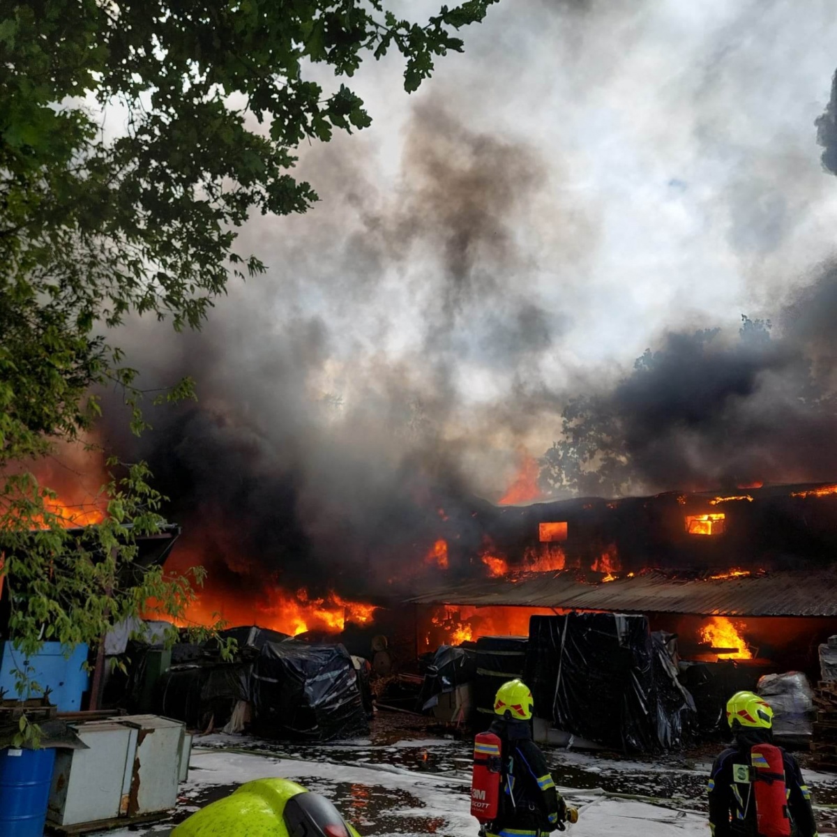 Ogromny pożar w zakładzie produkcyjnym w Sulejówku. AKTUALIZACJA