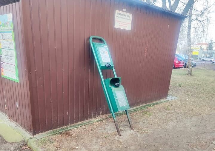 Siedlce: Kto niszczy stojaki na odchody zwierzęce?