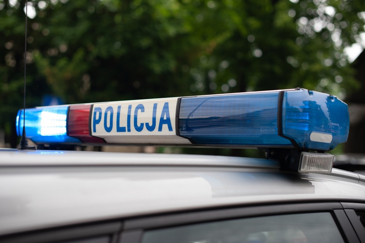 Powiat sokołowski: Policyjny pościg za 69-latkiem. Zatrzymany uderzył policjantkę kijem.